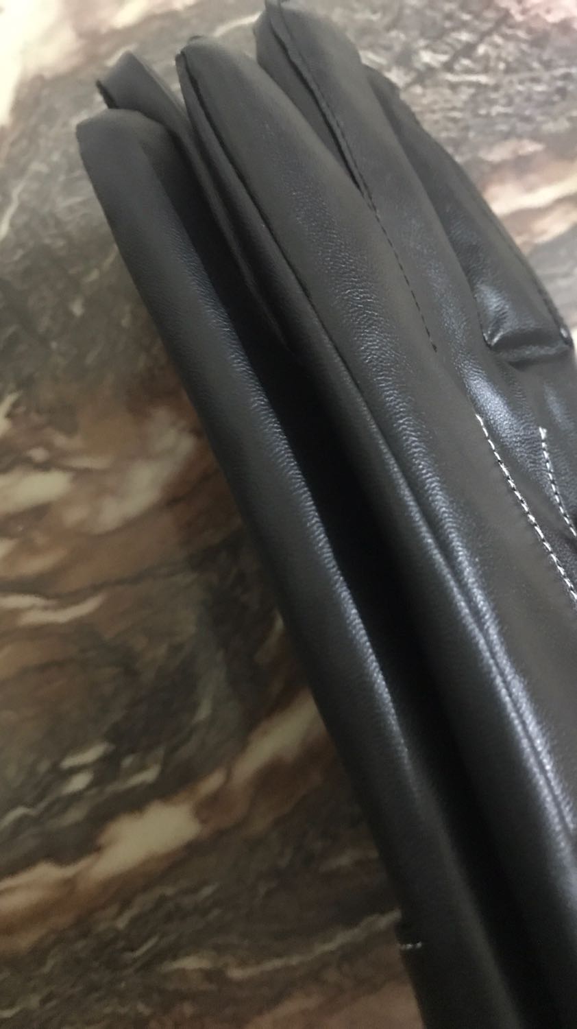 Găng tay da mềm. Bên trong có lớp lót mềm đeo thích ghê. Da chất hàng ok khỏi chê. Hàng mua trên tiki thấy chọn lọc hơn ít lỗi hơn các sàn khác. Càng mua càng thấy tin tưởng hơn. Ah sản phẩm vuốt điện thoại cảm ứng quá nuột luôn nữa ấy. Sẽ tiếp tục ủng hộ shop nếu có nhu cầu. Cảm ơn shop