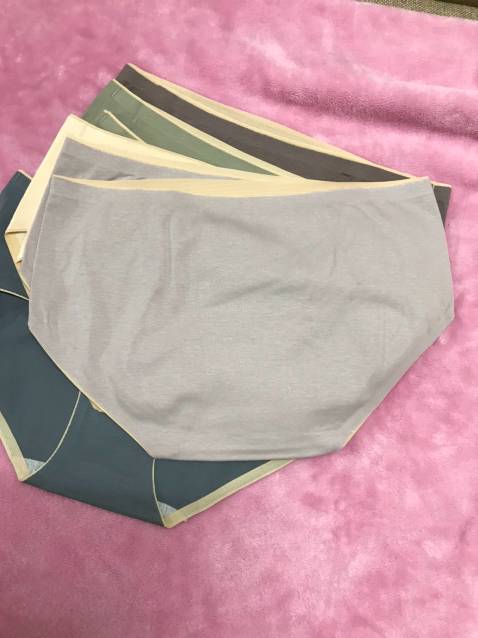 Mặc thấy vừa vặn, đúng khoảng cân nặng mà shop tư vấn. Quần có thiết kế ổn, màu sắc hài hòa, chất liệu cotton thấm hút rất tốt khiến người mặc không bị khó chịu.