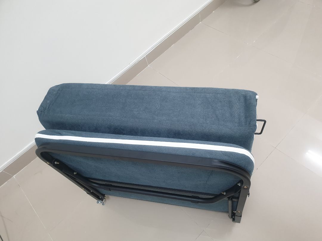 giường chắc chắn, thuận tiện di chuyển, gầm hơi thấp nhưng chấp nhận được