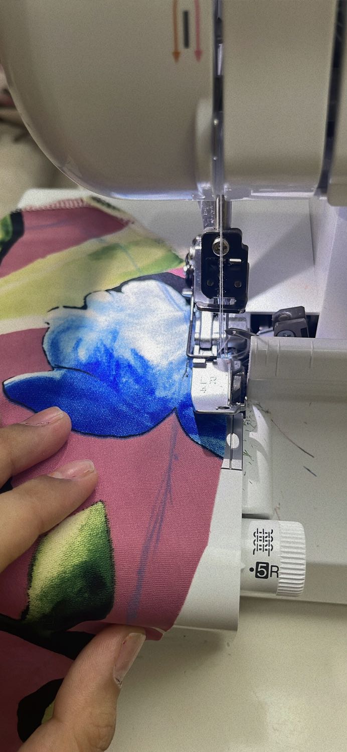 Máy động cơ mạnh, chạy mượt, đường chỉ đẹp, nhỏ gọn, không tốn nhiều diện tích, dễ sử dụng, tích hợp nhiều tính năng
Hàng chính hằng 
Khuyết điểm là bạn nào dùng chỉ tơ cần chuẩn bị trước dụng cụ xỏ chỉ, không thôi dành cả thanh xuân cho xỏ chỉ