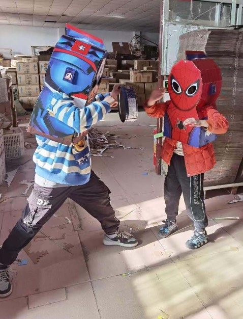 đồ chơi bìa cứng, lắp ráp cũng dễ dàng, bìa này kích thước rộng, phù hợp cho cả người lớn chơi👍🏻