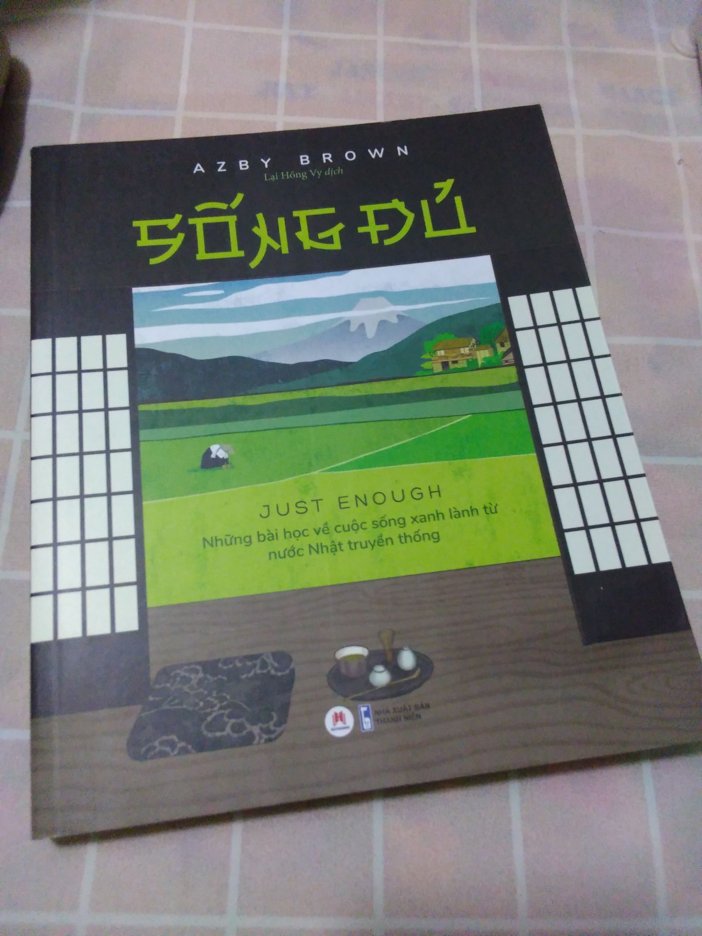 khổ sách to, phù hợp mở ra rồi nghiên cứu ghi chép, giấy thơm, mịn, bìa rất xinh, đọc sơ qua thì sách tìm hiểu về nhật bản, những lối sống xưa, bản vẽ minh hoạ xinh đẹp, nên mua nha