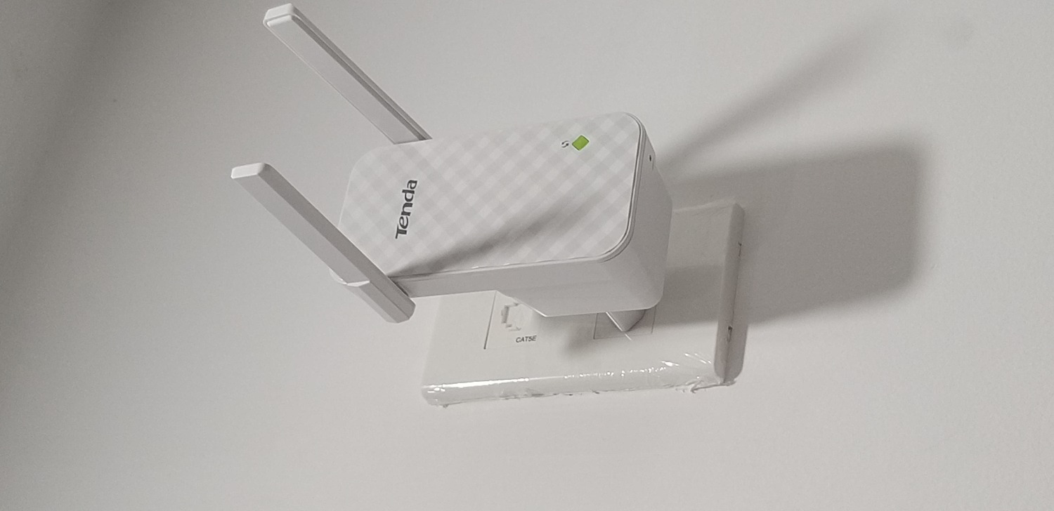 Nhà mình đang xài Viettel, tầng 1 thì 40Mb, tầng 2 còn 15Mb, lên đến tầng 3 là wifi tèo hết, ko bắt dc cột sóng nào cả. Sau khi gắn em này thì tầng 2 cải thiện dc xíu lên dc 23Mb, tầng 3 đã có sóng, trung bình là 16Mb. Như vậy là hoàn toàn hài lòng rồi. ban đầu thấy nhiều ng chê cũng phân vân k biết nên mua hay không. 
Cài đặt cũng rất dễ, có 2 cách trong file hướng dẫn đầy đủ cả. Nhà mình đang xài Viettel, tầng 1 thì 40Mb, tầng 2 còn 15Mb, lên đến tầng 3 là wifi tèo hết, ko bắt dc cột sóng nào cả. Sau khi gắn em này thì tầng 2 cải thiện dc xíu lên dc 23Mb, tầng 3 đã có sóng, trung bình là 16Mb. Như vậy là hoàn toàn hài lòng rồi. ban đầu thấy nhiều ng chê cũng phân vân k biết nên mua hay không. 
Cài đặt cũng rất dễ, có 2 cách trong file hướng dẫn đầy đủ cả.