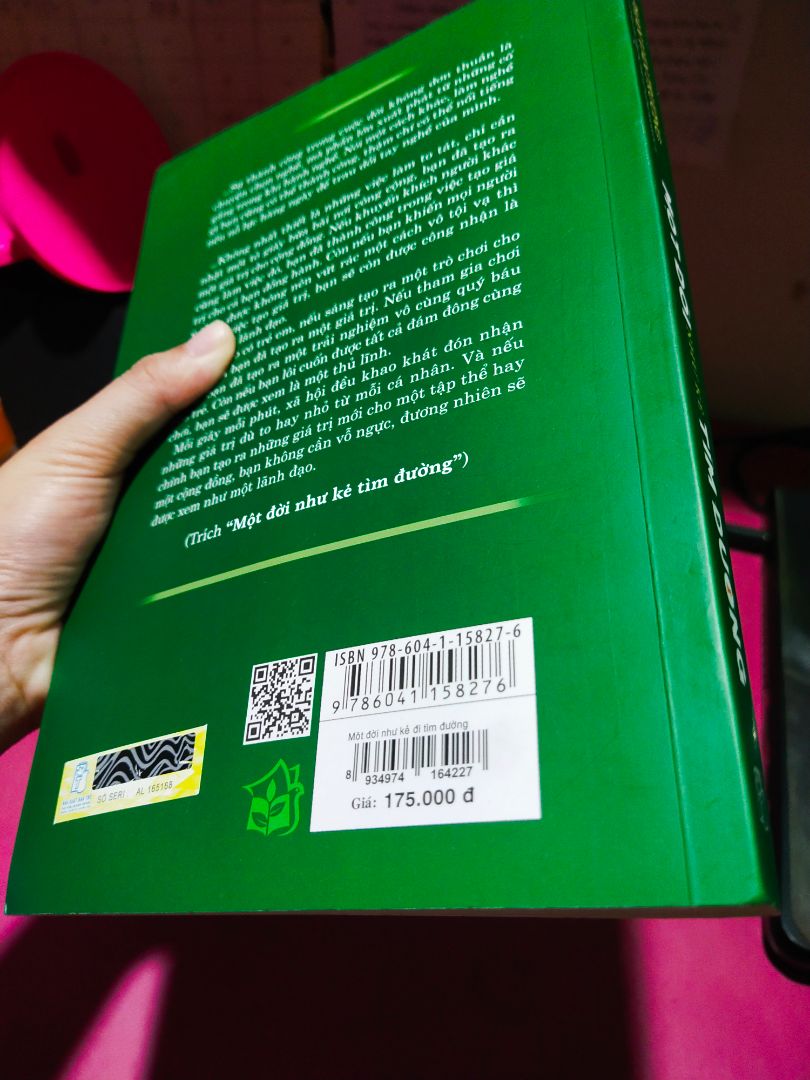 Nhỏ bạn review sách nói "m phải đọc cho bằng dc" nên thành ra mình mua giúp nó về làm kỉ niệm luôn :)). 

Sách vẫn được Fahasa đóng gói kĩ càng, chất lượng. Vì tình hình dịch nên k thể giao nhanh như trước nên mình cũng thông cảm xíu ?.

Sách là cả tâm huyết của Bác Trường muốn gửi đến thế hệ trẻ VN ? và còn nhiều hơn thế nữa... Cảm ơn Bác cùng toàn bộ Ekip đã làm nên quyển sách đáng quý này! 

Cảm ơn Fahasa đã luôn đồng hành cùng mình trên những trang sách tinh hoa ?. Luôn ủng hộ Fahasa nhé ? Thank u ?
