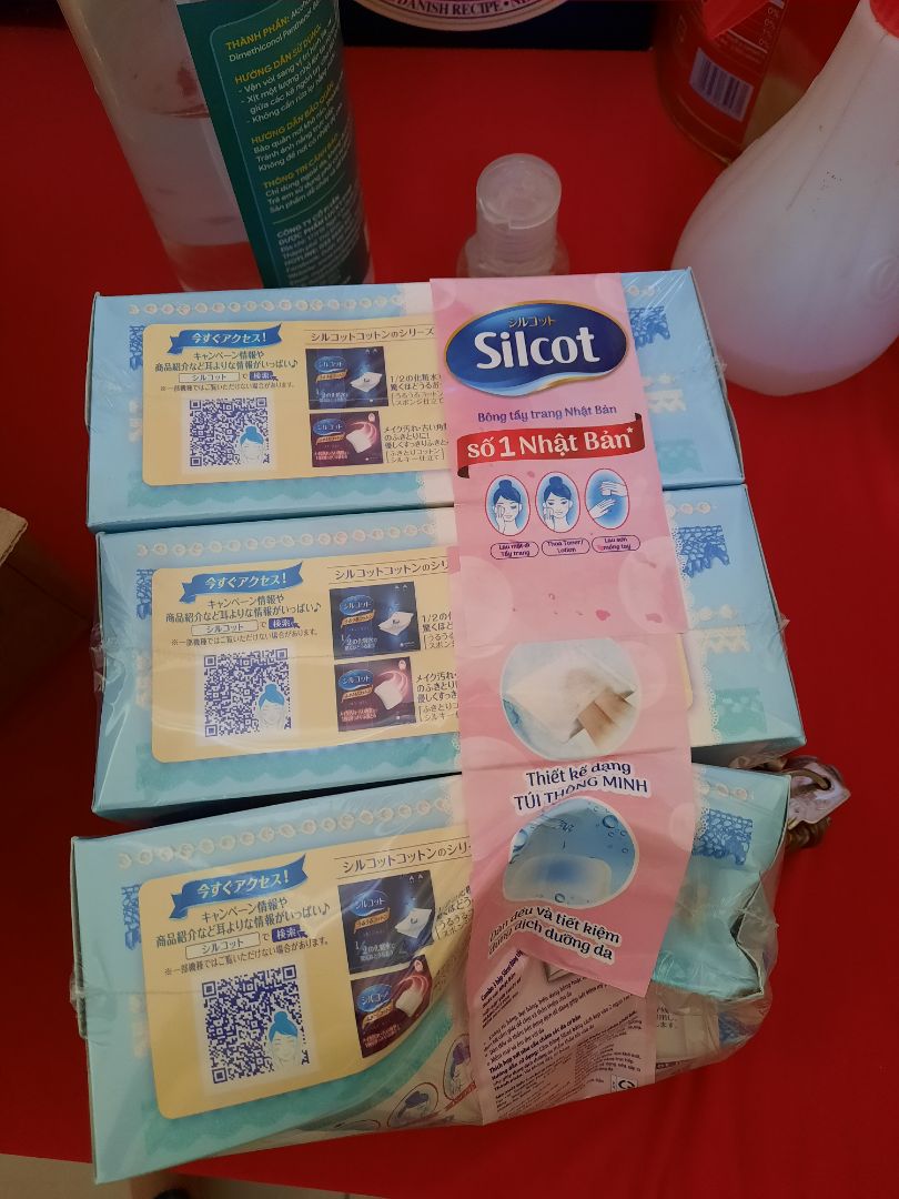 Mình không cần biết là do bên vận chuyển hay tại shop đóng gói cẩu thả mà nhận được cái hộp là móp méo tận bên trong.!! Shop nên xem lại cách đóng gói, không hề có một miếng bọc chống sốc hay mút để chiêm vào gì cả, rất tệ.!!