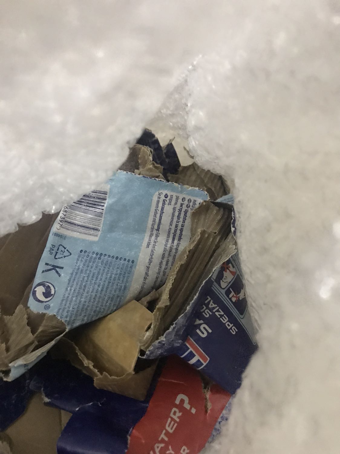 Bọc quá sơ sài, nắp lọ không được dán băng dính nên bị bung ra, đổ mất khoảng gần nửa lọ:(