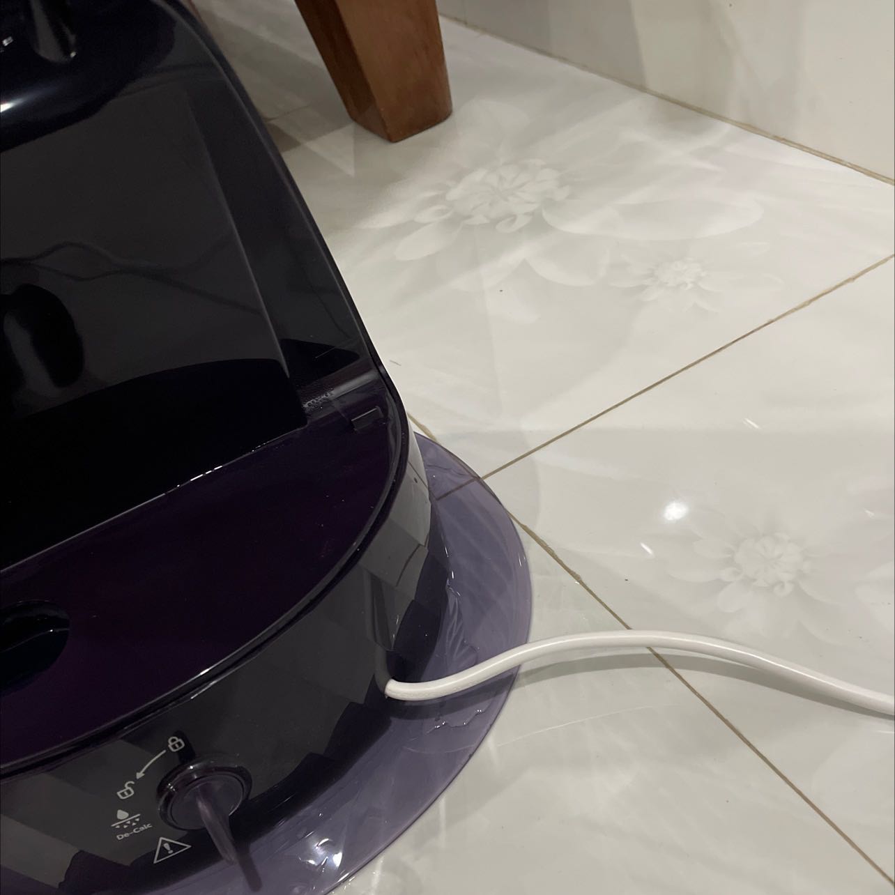 mình muốn đổi trả bàn ủi, nay mới rảnh lấy ra dùng thử thì khi ủi bị chảy nước