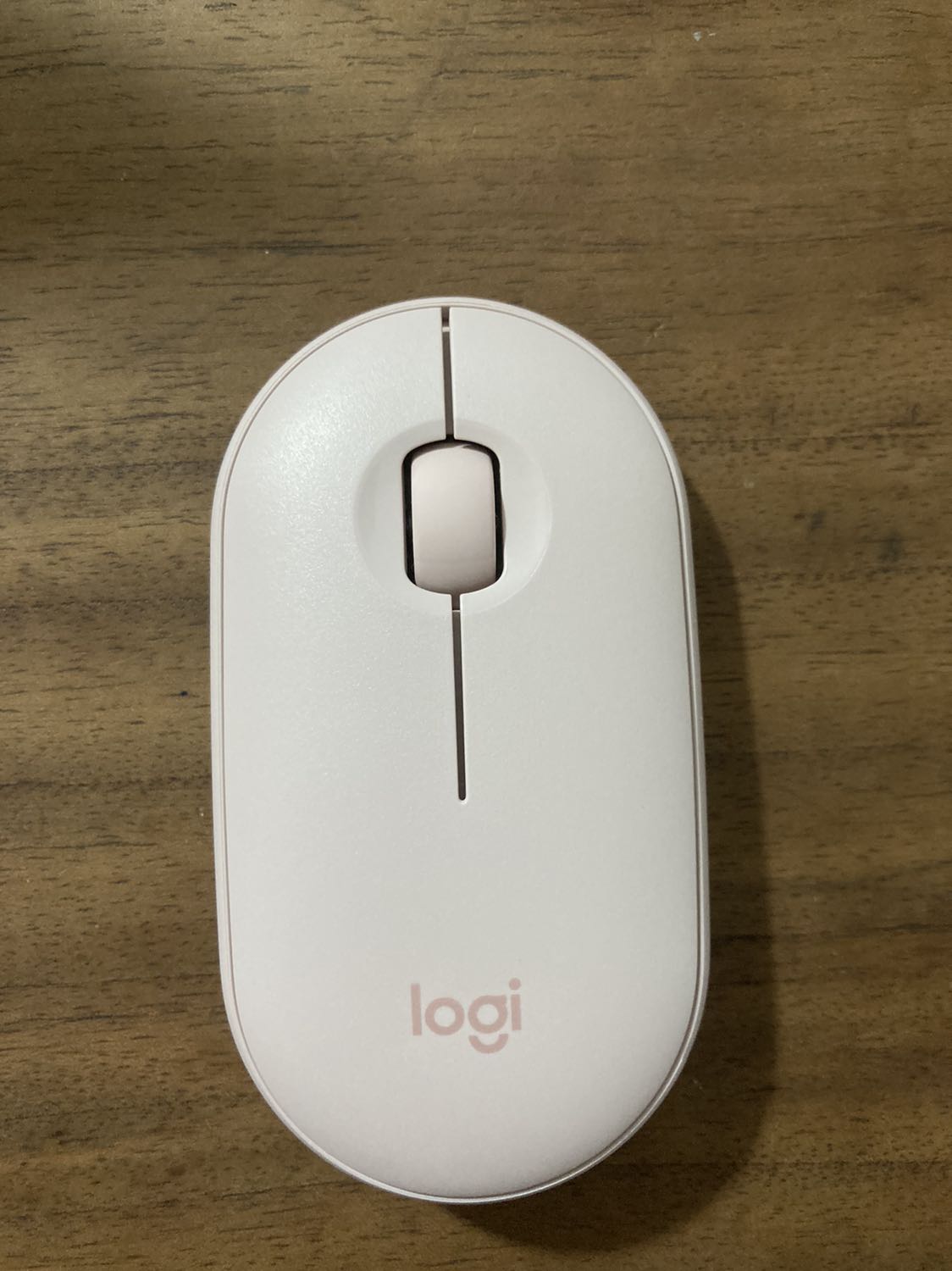 Dùng thực sự rất thích nha mn. Macbook m1 kết nối ngon ơ, ko hề có vấn đề j. Chuột cũng rất xinh nữa, lúc nhận hàng đóng gói cẩn thận. Lúc đầu mới dùng ko quen vì hơi nhỏ và bẹt, nhưng mấy ngày rồi thì cũng quen. Cũng ko thấy chuột chậm hơn hay j. Rất thích!