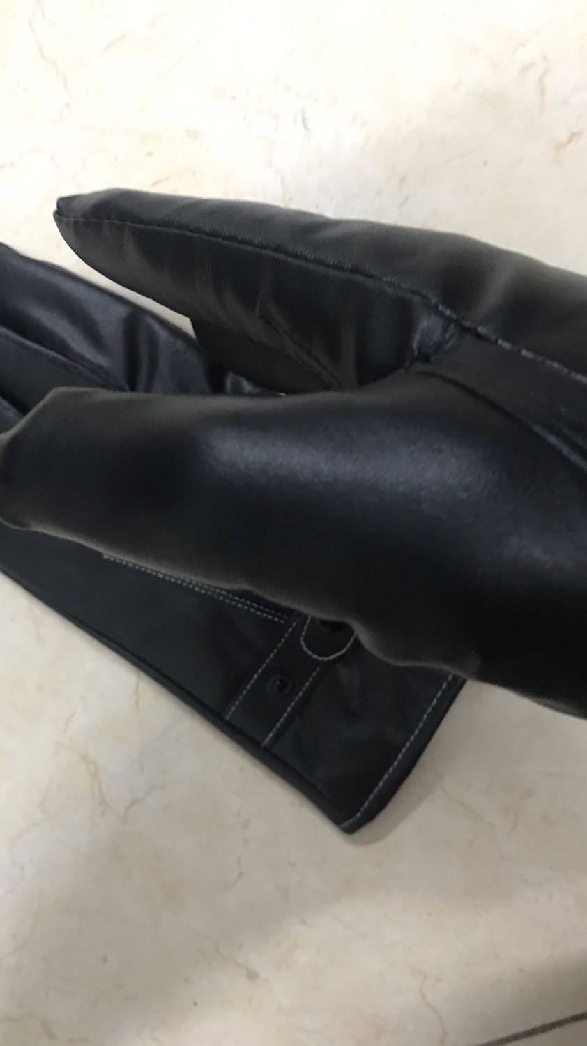 Găng tay da này xịn xò lắm. Vuốt điện thoại cảm ứng rần rần như để tay trền luôn. Da mềm dùng một thời gian rồi thấy rất bền bỉ không cước rachs. Mình mấy lần đi mưa phùn rồi ko thấy thấm ướt. Quá chất cho một đôi găng tay. Ủng hộ shop 5 sao.