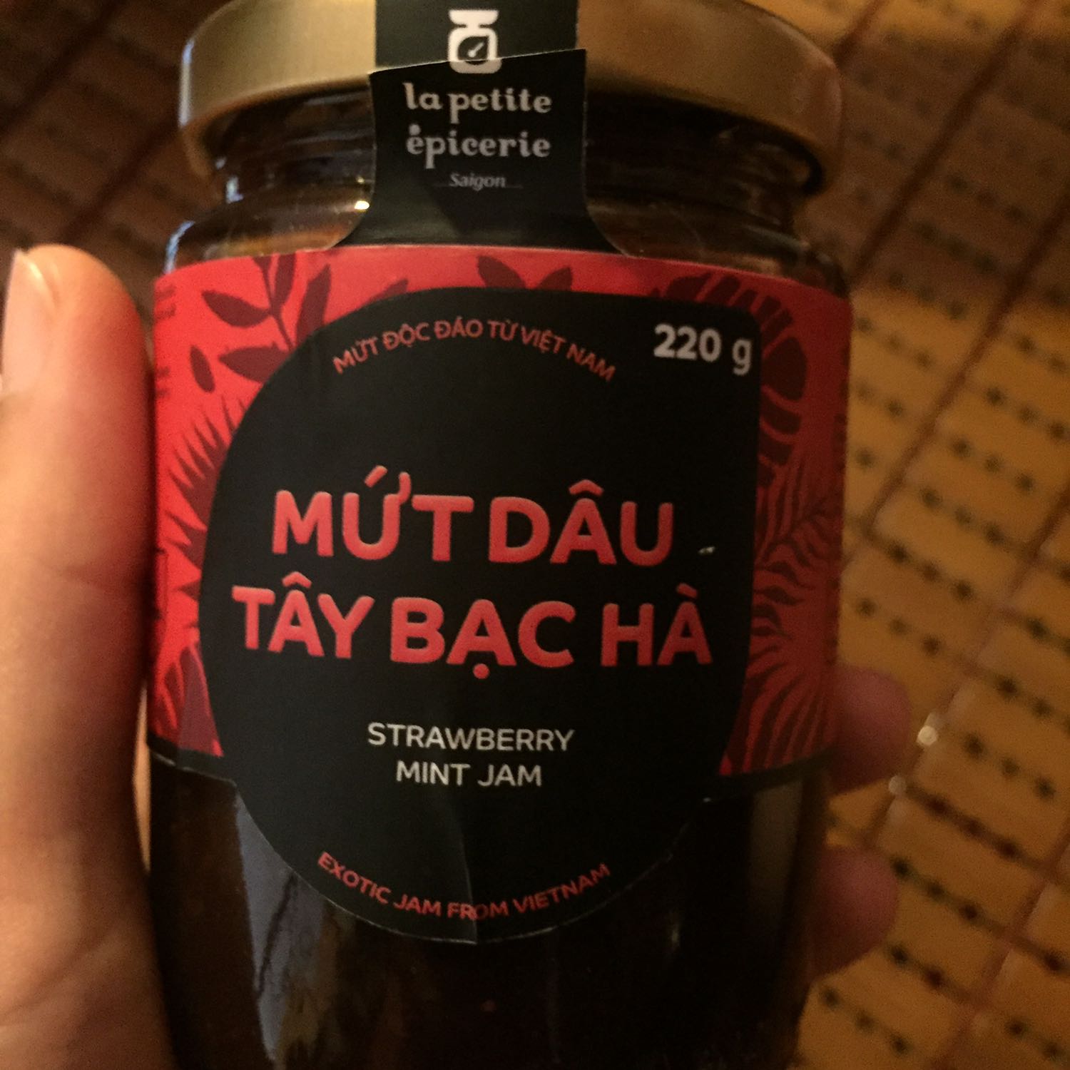 Mua mứt lần đầu nên hơi bỡ ngỡ, có vẻ hộp mứt bé hơn mình nghĩ :))) 
Mứt khá ngon, ít đường, vừa miệng
Gói hàng chắc chắn, không đổ vỡ Mua mứt lần đầu nên hơi bỡ ngỡ, có vẻ hộp mứt bé hơn mình nghĩ :))) 
Mứt khá ngon, ít đường, vừa miệng
Gói hàng chắc chắn, không đổ vỡ