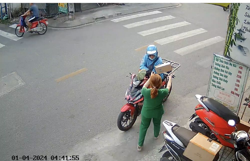 Sp thi ok roi, nhưng ko bao giờ mua hàng của tiki nữa vì đây là cách nhân viên tiki giao hàng . Đứng ngoài bắt ngừoi nhận chạy ra lấy . Ko chịu đưa hàng cho coi ma 1-2 đòi ck tiền xong đi roi ra lấy hàng ( nguyên nhân là buổi sáng mình đi châm cứu, châm cứu thì kim từ đầu tới tay tới chân, nên ko thể nao mình cầm dt và đang đau nữa, 9h 40 tới bất ngờ gọi mình ko dc kêu nv mình pải nhận hàng, rồi hù huỷ đơn , trong khi nv của mình gọi đt mình cung ko thể nghe máy vì mình đang châm cứu mà. Nv mình kêu chiều giao lại thi nói đơn này xa đi cực lắm, ko nhận thì huỷ đơn, nhân viên mình ko dám nhận vì đã từng bị *** đảo giao hàng thu hộ nhưng mình ko mua hàng, nên các bạn ko dám trả. Châm cứu xong 10h30 mình goih lại nói sao đi giao hàng ko goih trước mà tới đột xuất roi bắt ngừoi ta pai nhận bằng được mặc dù ngừoi đó ko pai ngừoi mua hang? Thi kêu la ngày đi trăm đơn rảnh đâu ma gọi trước, roi minh hỏi giao ko dc hù huỷ nua, ok huỷ đi, nhưng ko huỷ mà chiều giao lại, với thái độ như vậy đó .