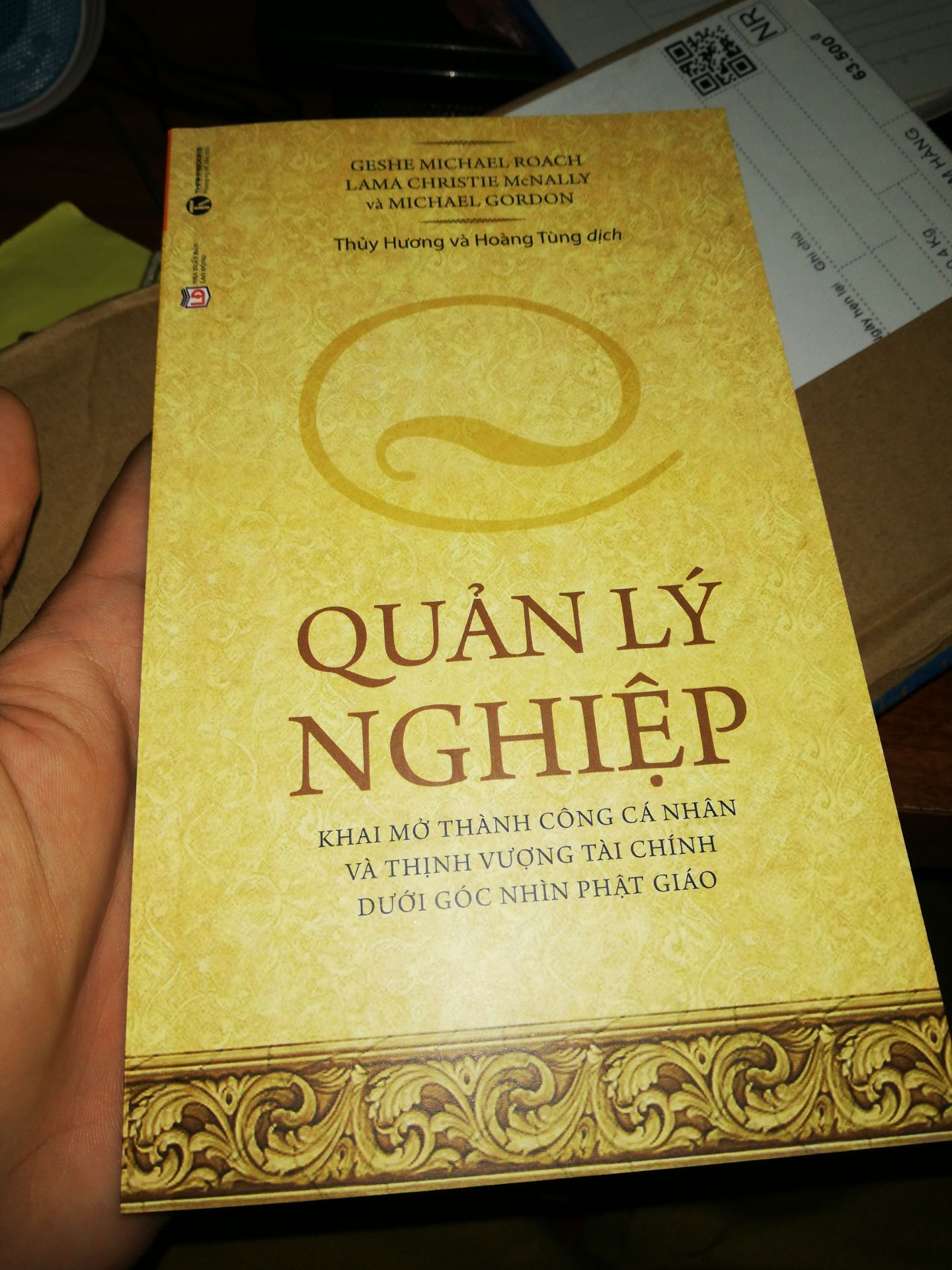 Đơn hàng của tôi nhận được hôn qua khiến tôi rất hài lòng nhưng hôm nay thì không. Hôm qua sách được bọc rất cẩn thận, bên trong còn nguyên bọc nhưng sách hôm nay ách tôi nhận được không có bọc ngoài, gáy sách có dấu hiệu bị gấp, bọc nhìn rất rất rất chán. Ngày hôm qua nhận sách tôi mừng bao nhiêu thì hôm nay lại chán bấy nhiêu. Mong Tiki sớm khắc phục những nhược điểm trên.
 Cảm ơn các bạn :)