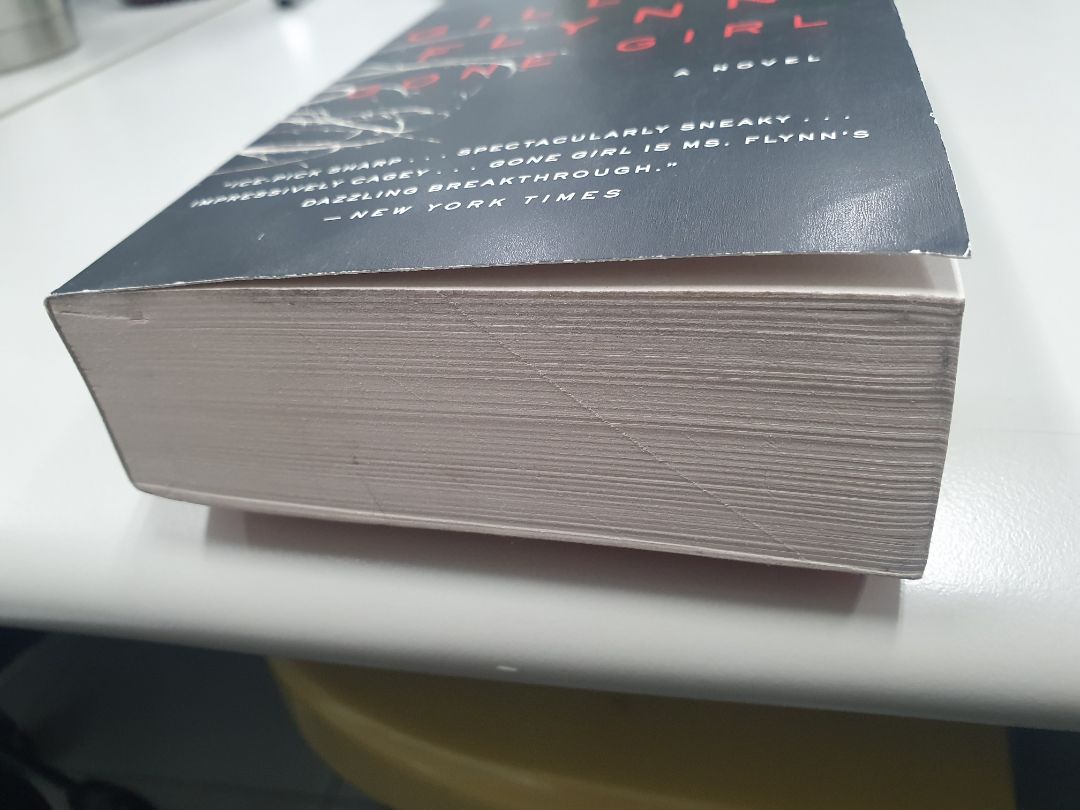 sách khá bụi và bị trầy xước nhiều. mình nghĩ tiki nên cải thiện cách bảo quản sách. mình mua vài cuốn nhưng đều bị dính bụi nhiều