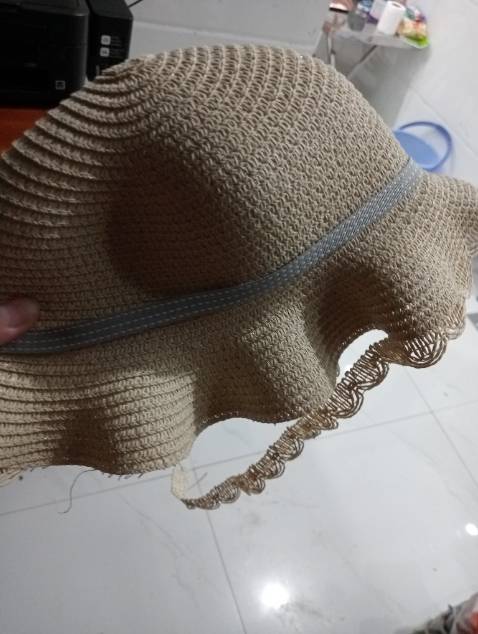 Mới mua mà sứt đường chỉ ren quanh nón