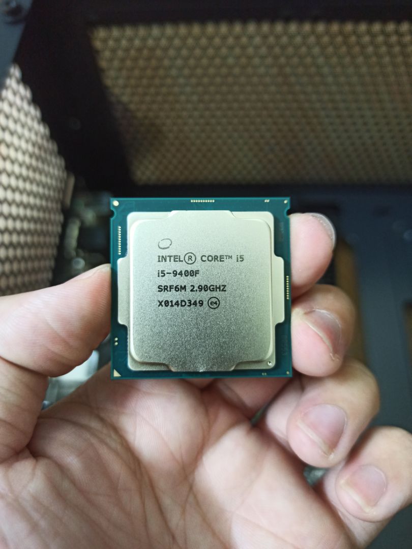 Hàng chính hãng nên không bàn đến chất lượng. CPU vừa tầm giá bình dân. Vấn đề lớn nhất là việc đóng gói vô cùng cẩu thả và sơ sài, hộp móp méo, không đảm bảo có va đập hay không. Tiki đừng vì cắt giảm chi phí mà ảnh hưởng đến trải nghiệm mua hàng.