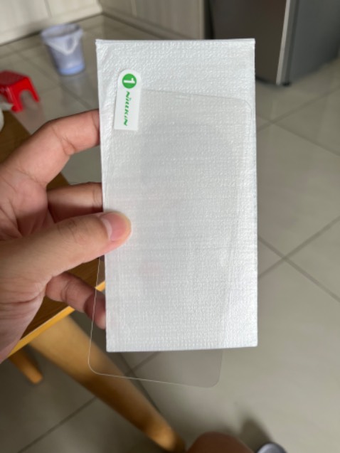 Miếng dán trong suốt không có viền. Được tặng thêm miếng dán mặt lưng và phụ kiện để dán.