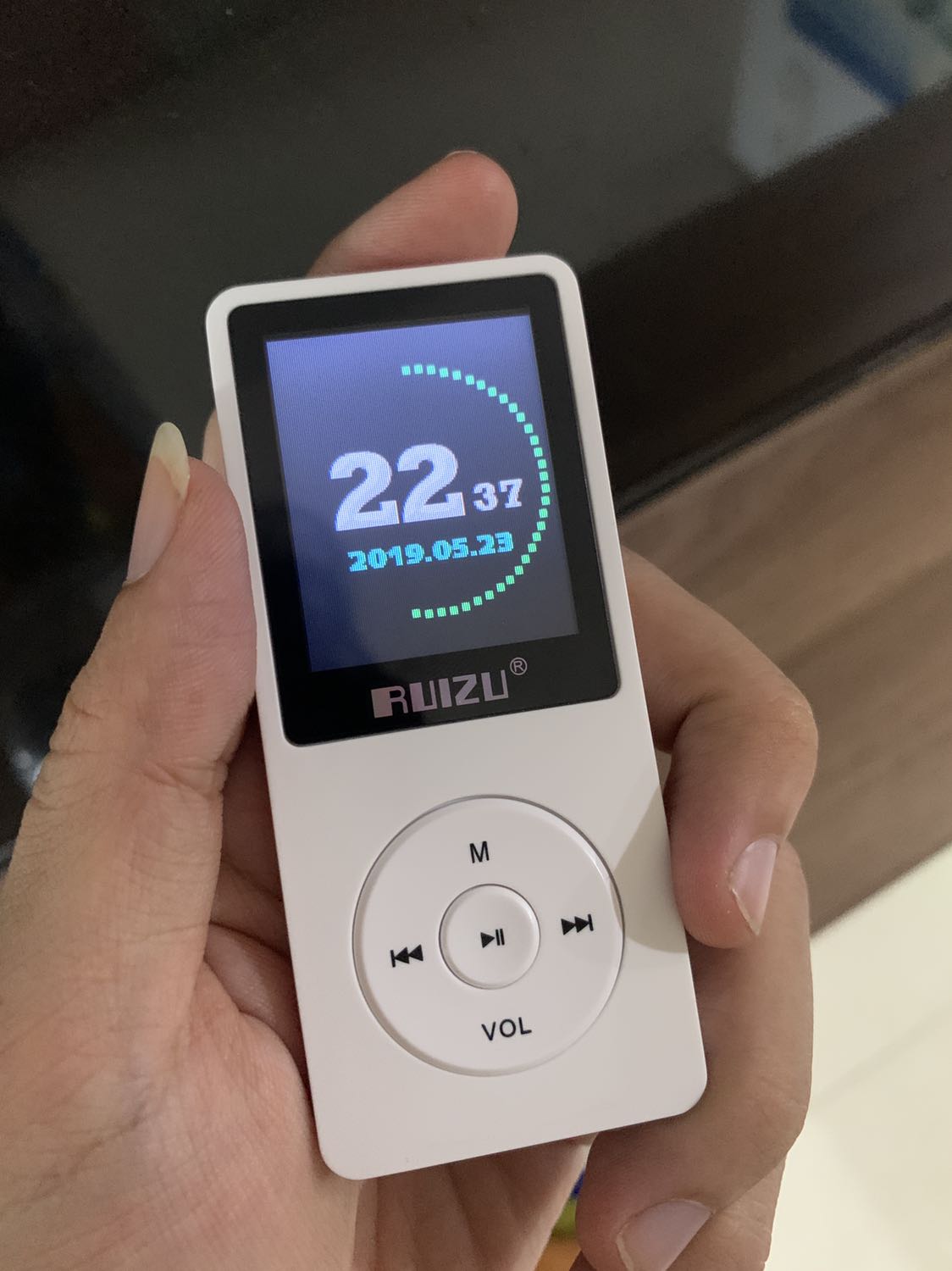 Ổn trong tầm giá nha. Cách sử dụng phím bấm hơi lạ, sử dụng một lúc mới quen đc. Máy nhỏ, vỏ nhựa, cài sẵn 2 bài để ***, có tai nghe đi kèm nhưng chắc phải sắm tai nghe khác :))