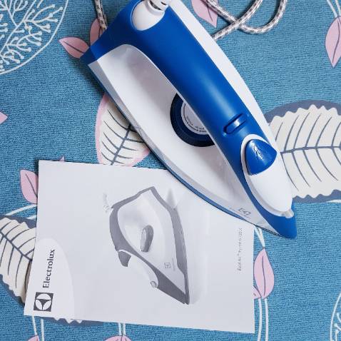 Bàn ủi thiết kế gọn nhẹ, rất phù hợp với phái nữ. Kiểu dáng đẹp, màu sắc trang nhã. Công suất 1300w đủ để ủi tất cả các loại trang phục thường ngày. Nhân viên Nguyễn Kim giao hàng nhanh chóng, tận tâm, chuyên nghiệp. Đơn hàng giá trị rất nhỏ, nhưng vẫn được phục vụ với thái độ tốt nhất.