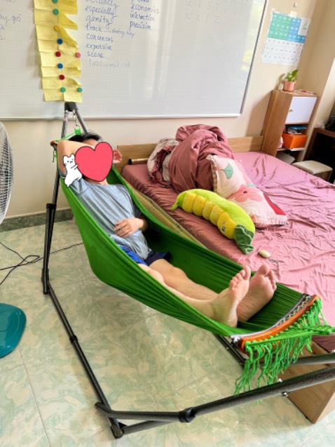 Bán hàng không có tâm. 
Đã cố mua loại VIP mà giao hàng thì lại giao loại lưới em bé. Khung sắt thì to mà lưới thì ngắn , phải để võng nấc trong cùng mới gắn vừa lưới võng. Lúc nằm phải co người lại hoặc đầu gối lên lưới gỗ, thật là khó chịu. Biết vậy chạy ra cửa hàng mua cho rồi. Mấy shop bán hàng online kiểu này làm tổn hại thương mại điện tử. Đề nghị shop đổi lưới võng cho khách hàng.