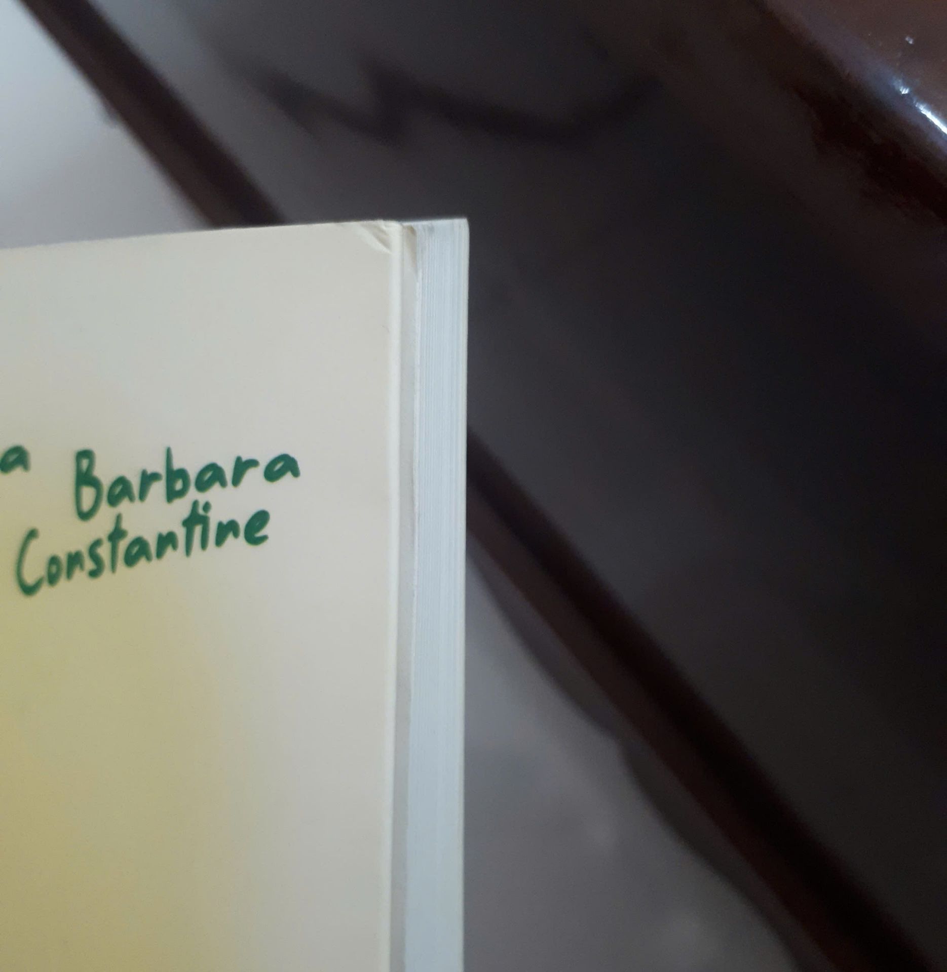 sách bị dơ ở bìa, gáy sách. sách không chỉ bị móp góc mà móp cả gáy sách luôn cơ. mình cũng không thấy bookmark ở bên trong nữa