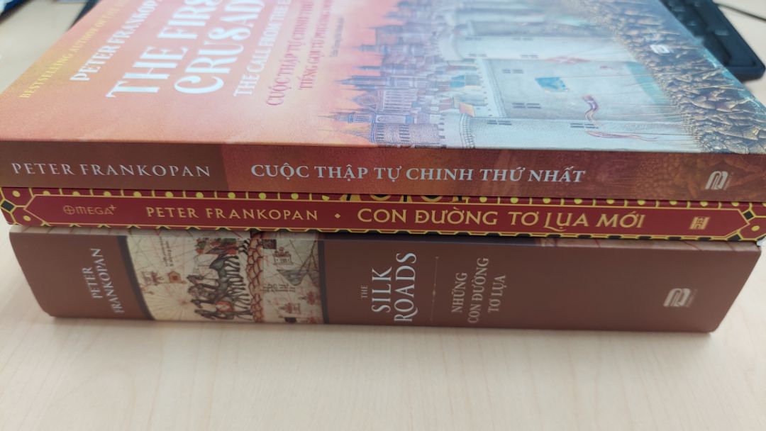 Lịch sử thế giới hình thành qua những con đường, những con đường khám phá những vùng đất mới, những con đường giao thương cho đến những con đường kết nối quốc gia, dân tộc, tôn giáo, có những con đường phát triển cũng có những con đường mang tính hủy hoại. Một tác phẩm phi thường gói gọn lịch sử theo cách băng trên những con đường với hành trình trải dài ngàn năm.