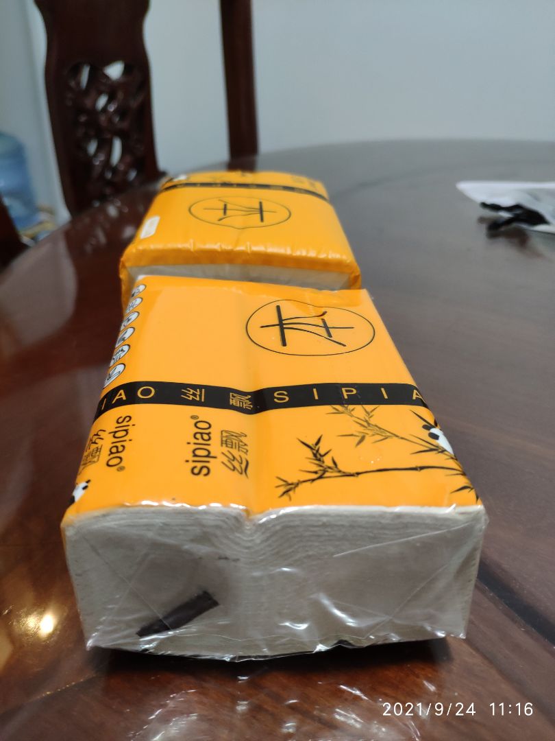 bịch giấy ọp ẹp chứ ko căng như trước, bao nilon bằng nilon cứng dòn như là nhựa tái chế chứ ko phải loại nilon mềm dai như trước, giấy không được dai và mịn.
có vẻ như là shop nhập phải lô hàng không đc ổn