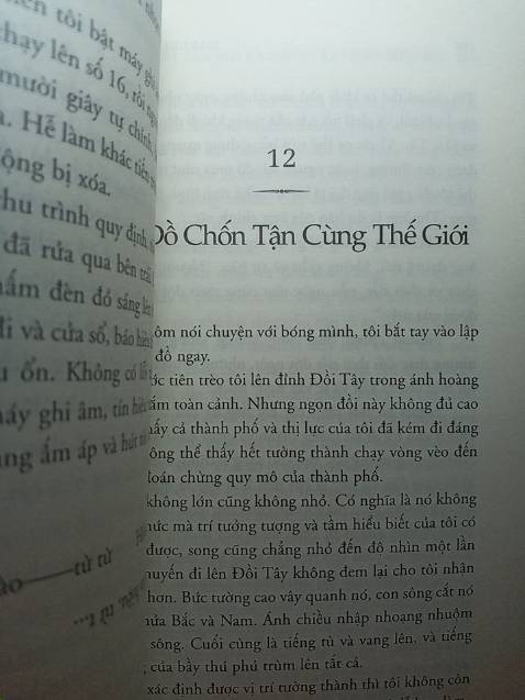 Một tác phẩm khoa học giả tưởng, truyện trinh thám và bản tuyên ngôn của chủ nghĩa hậu hiện đại kết hợp trong cuốn tiểu thuyết dung lượng đồ sộ. Murakami đã hợp nhất Đông – Tây, bi – hài, sự thờ ơ và lòng trắc ẩn, ngôn ngữ lóng thông tục và các tư tưởng triết học siêu hình trong câu chuyện đặc sắc về toán sư 35 tuổi li hôn trong hành trình đi xuống thế giới ngầm mang màu sắc Kafka dưới lòng Tokyo hiện đại. Kết quả là Xứ sở diệu kỳ tàn bạo và chốn tận cùng thế giới với những tưởng tượng sáng tạo phóng túng và một trạng thái lắng đọng sâu xa của tâm thức, góp phần tạo nên thành công lớn làm gia tăng đáng kể lượng độc giả của Haruki Murakami trên toàn thế giới.
