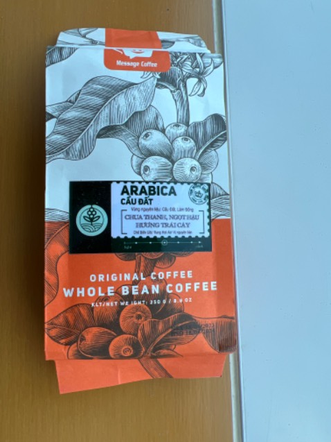 Giao hàng đúng hẹn. Nhà sản xuât Message Coffee có cố gắng giao tiếp với khách hàng. Tuy nhiên, theo tôi, cần cải tiến bao gói để đảm bảo chất lượng sản phẩm khi đến tay khách hàng. Cả hai gói cà phê tôi nhận được đều bị mất mùi, trên bao bì không ghi ngày sản xuất và ngày hết hạn sử dụng.