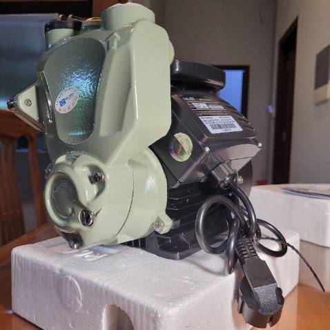 Máy chạy êm, nước mạnh hơn nhưng không nhiều lắm. Mình xem qua xem lại 2 bơm rồi chọn nhầm loại này không có tự ngưng khi khóa vòi. Sẽ bổ sung van tự động cho nó :-)