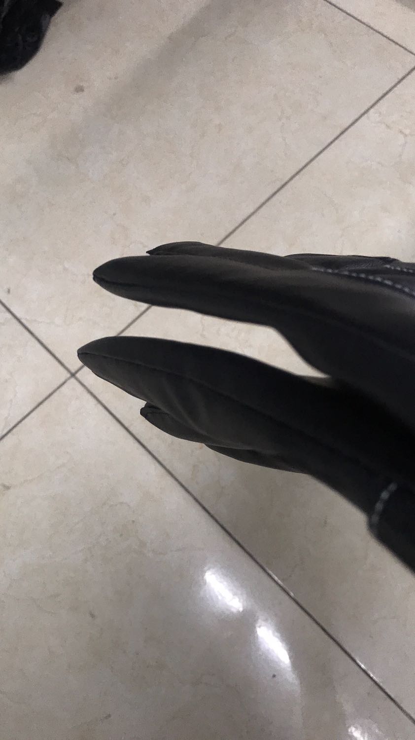 Găng tay quá chất quá đẹp luôn. Da rất mềm và co giãn rất tốt. Đeo ấm thôi rồi luôn. Lớp lông lót bên trong tạo cảm giác ấm mà rất dễ chịu. Cảm ứng điện thoại vuốt vèo vèo không phải nghĩ ngợi luôn. Hàng tốt giao nhanh đanhs giá 5 sao ủng hộ shop.