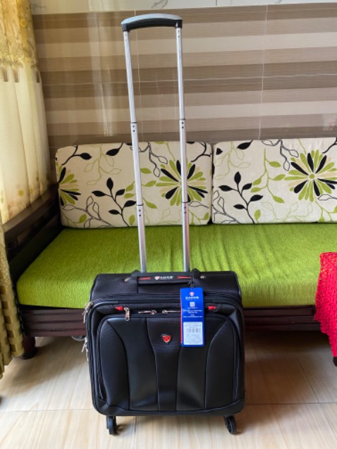 Mua vào lúc sale, giá giảm nên hơi lo lắng về chất lượng. Nhận hàng nhanh, thủ tục gọn, an toàn, chất lượng Vali ban đầu thấy yên tâm, hài lòng.
Còn độ bền phải chờ thời gian.