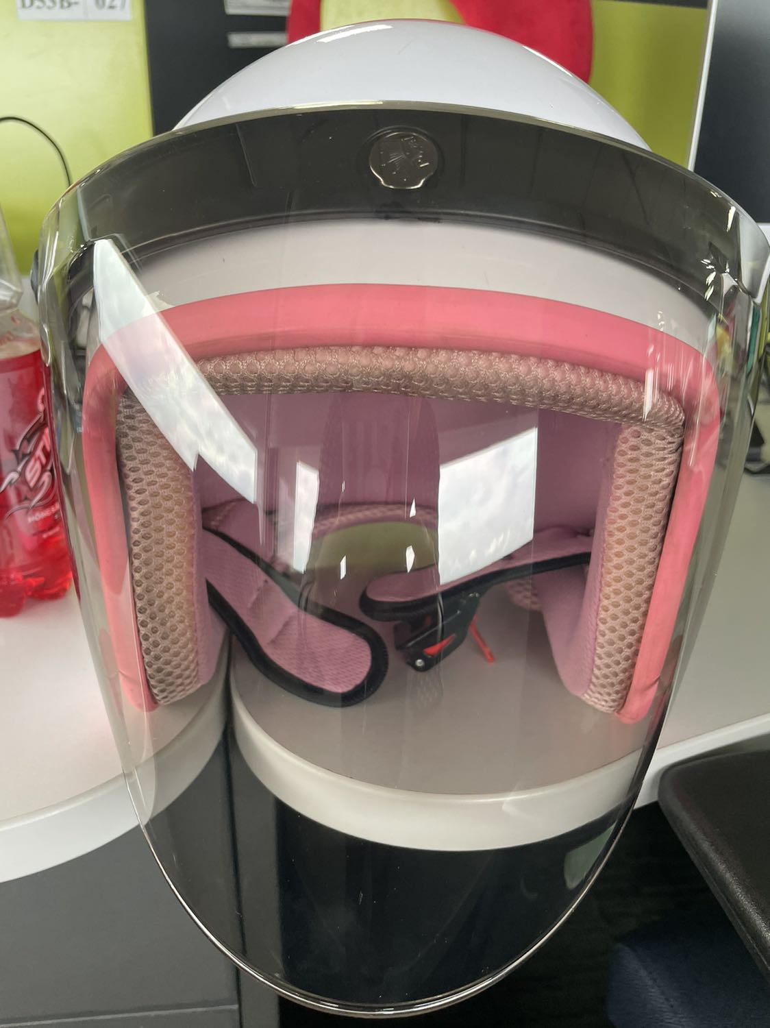 Kính đẹp, cầm ở ngoài cảm giác hơi to, nhưng gắn vào gương thì vừa đẹp.