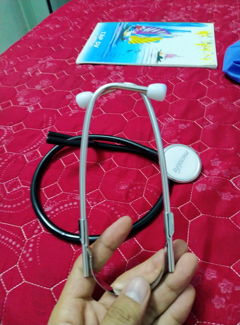 ống nghe bị siết,nghe đau tại lắm,
các bạn nên mua loại ống nghe riêng,quan trọng vẫn là ống nghe,mà đau tại quá không muốn đo