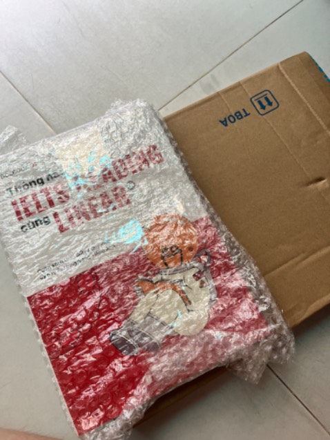 Vừa nhận sách hồi sáng này. Sách ko còn seal. Nhưng ngoại quan vẫn còn mới. Nội dung chưa đọc nên chưa thẩm định đc hay dở. Nhưng chắc sách hay thấy mn ai cũng khen.