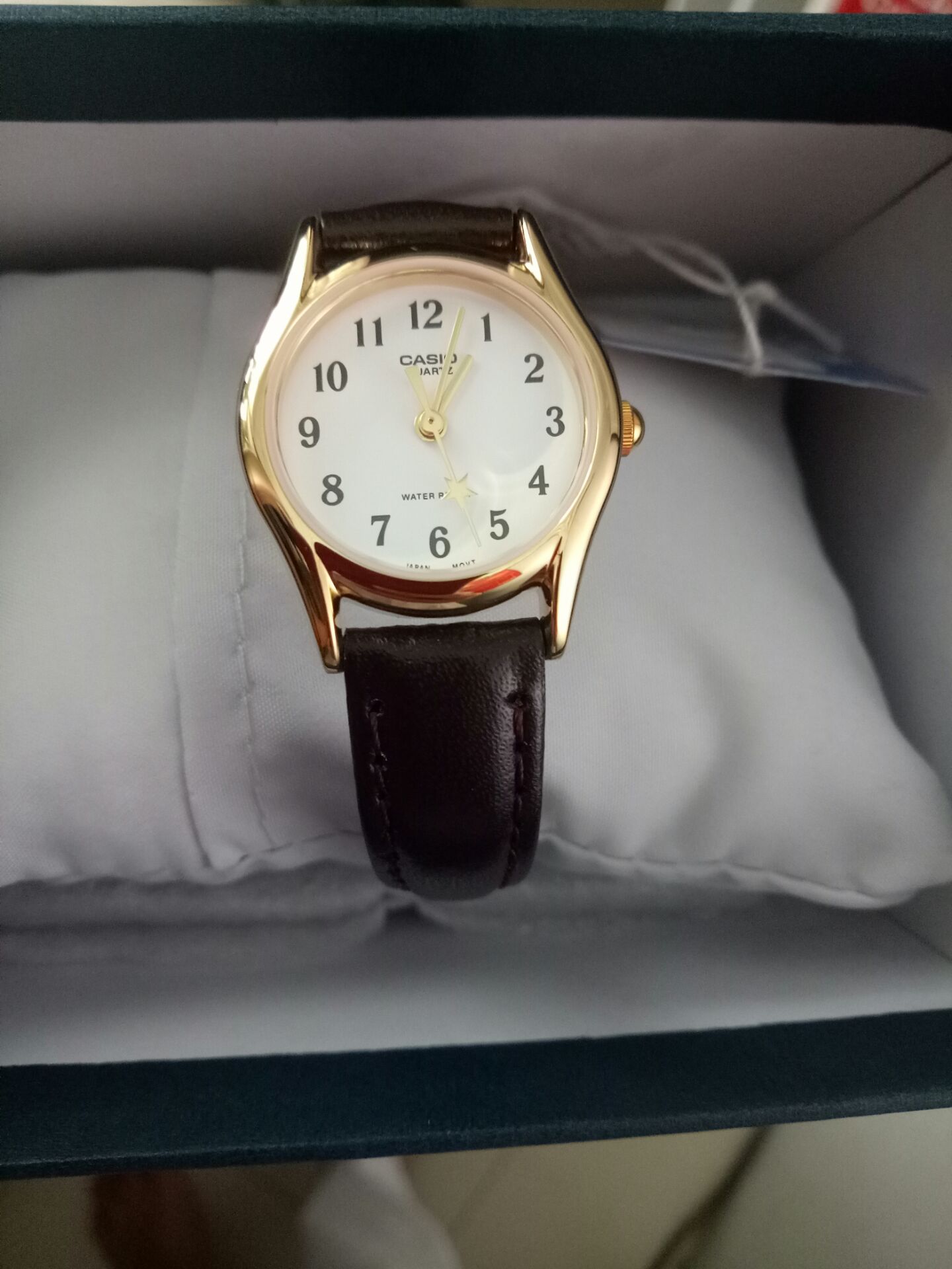 Đồng hồ giống y hình, có đầy đủ phiếu bảo hành, niêm yết đóng gói cẩn thận