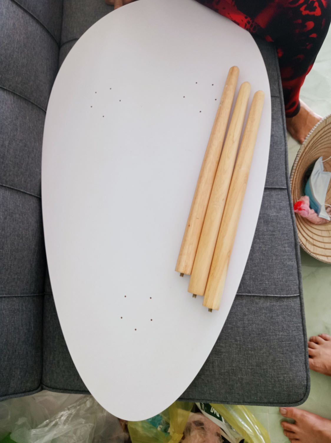 Shop ko có trách nhiệm với người mua, gởi hàng thiếu ốc thiếu bát, nt shop bảo gởi nhưng k thấy đâu, giờ cũng k thèm trả lời… r giờ cái bàn này để làm gì…