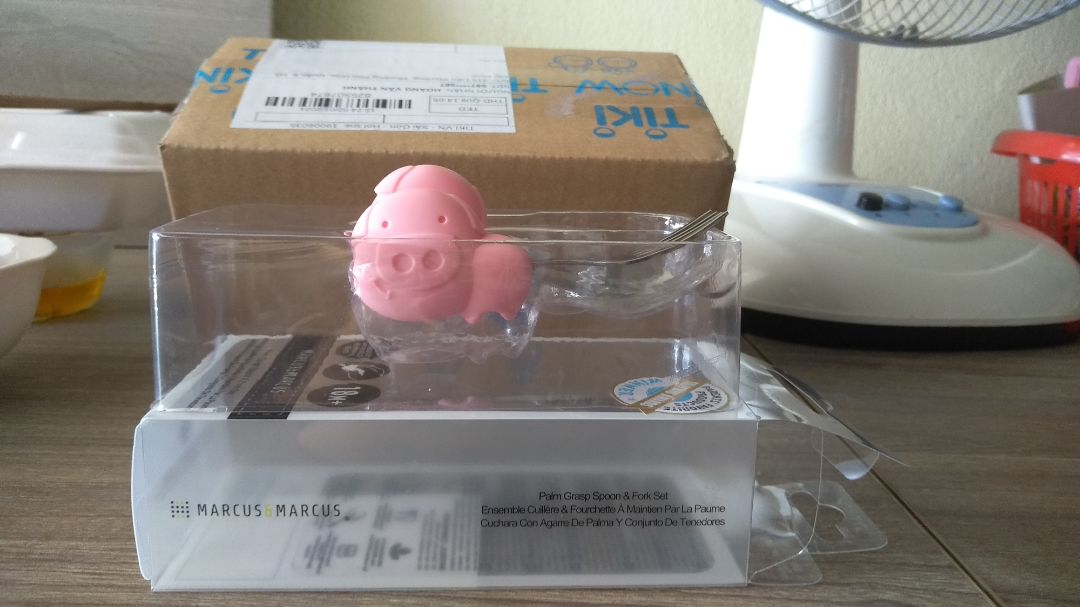 Bé nhà mình 20 tháng, cầm rất vừa tay, muỗng và nĩa rất chắc chắn có hơi nặng, kiểu dáng và màu sắc đẹp như hình minh họa