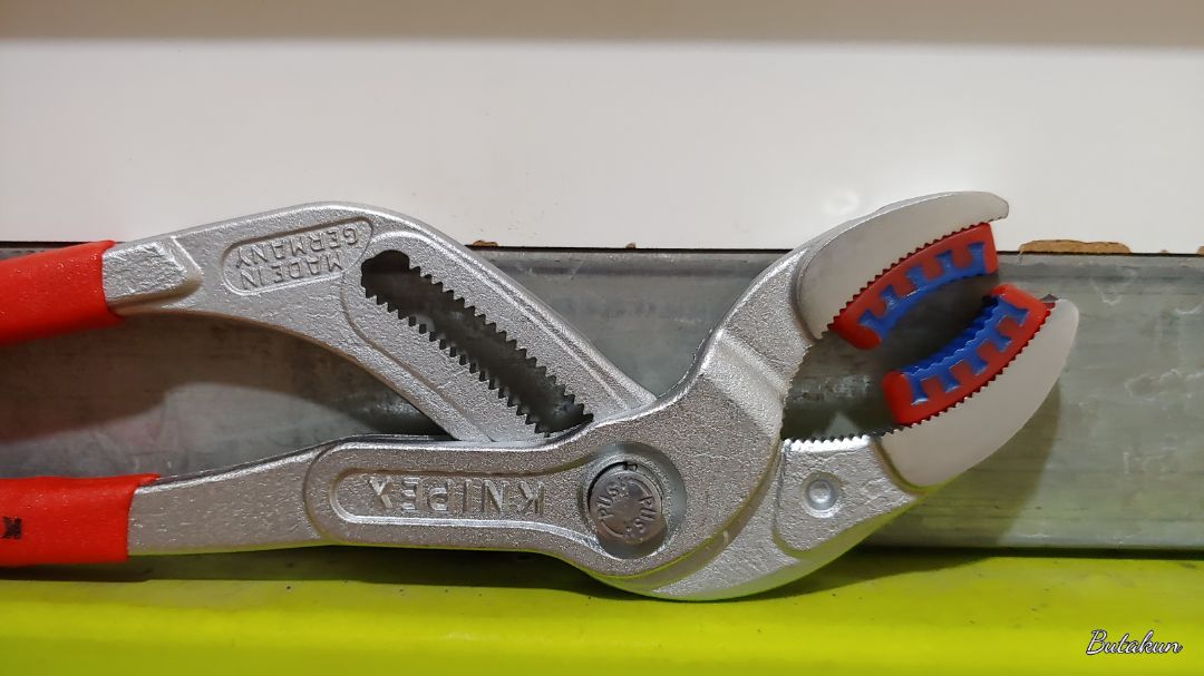 kềm có phần chỉnh ngàm rất hay...vặn van, ống nước inox ko sợ để lại vết