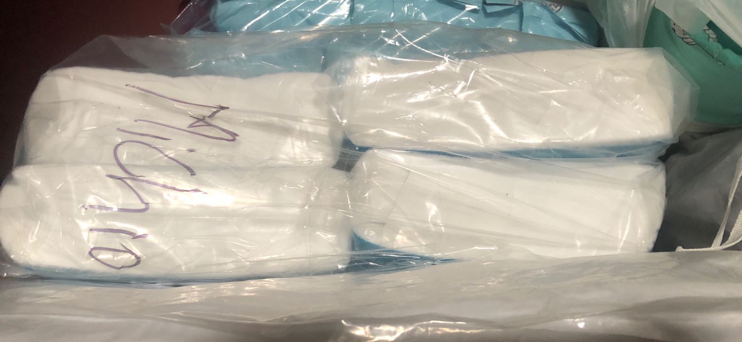 Khăn này thấm hút nước không tốt, có sợi vải và cứng.