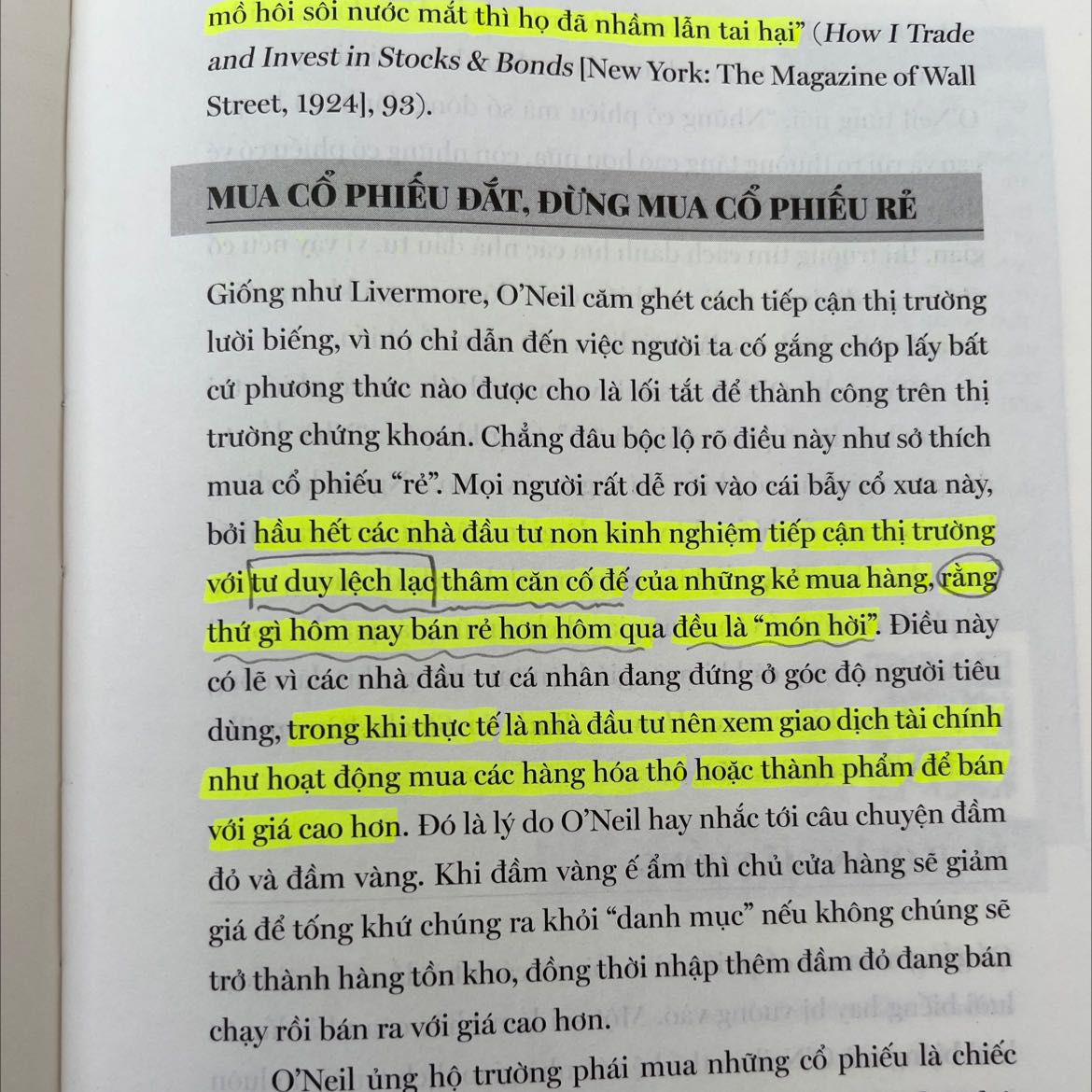 Đã hơn 1 tháng rồi để mình ngấu nghiến cuốn sách này. Ngay từ những trang đầu tiên mình đã muốn highlight toàn bộ lời chỉ dạy của những huyền thoại, với vị thế đã hiểu sau nhiều lần đọc và ghi chú, mình xin phép gọi cuốn sách này là một siêu tác phẩm. Tương tự như Reminiscences hay How to make money in Stock. Chân thành cảm ơn đội ngũ Happlylive đã đem tác phẩm này đến tủ sách của mình.