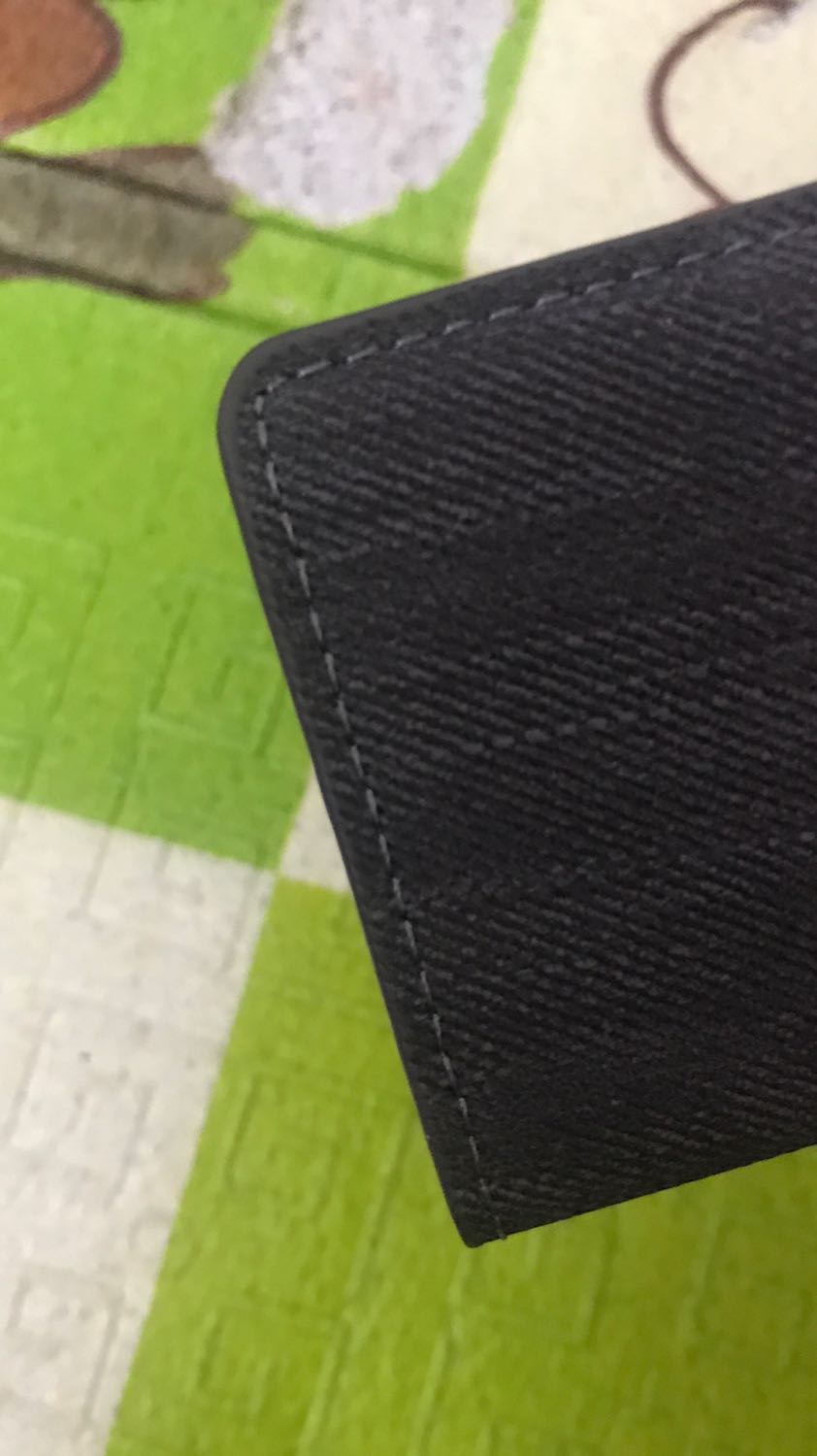 Ví thiết kế thời trang tiện lợi. Có hộp nhôm đựng thẻ chắc chắn, hộp đựng được nhiều thẻ và có cơ cấu giữu chắc chắn. Vỏ da có thể đựng giấy tờ và tiền nữa. Quá hợp lí cho một thiết kế. Mua dùng một thời gian thấy rất ok luôn. Sản phẩm tốt ủng hộ shop.