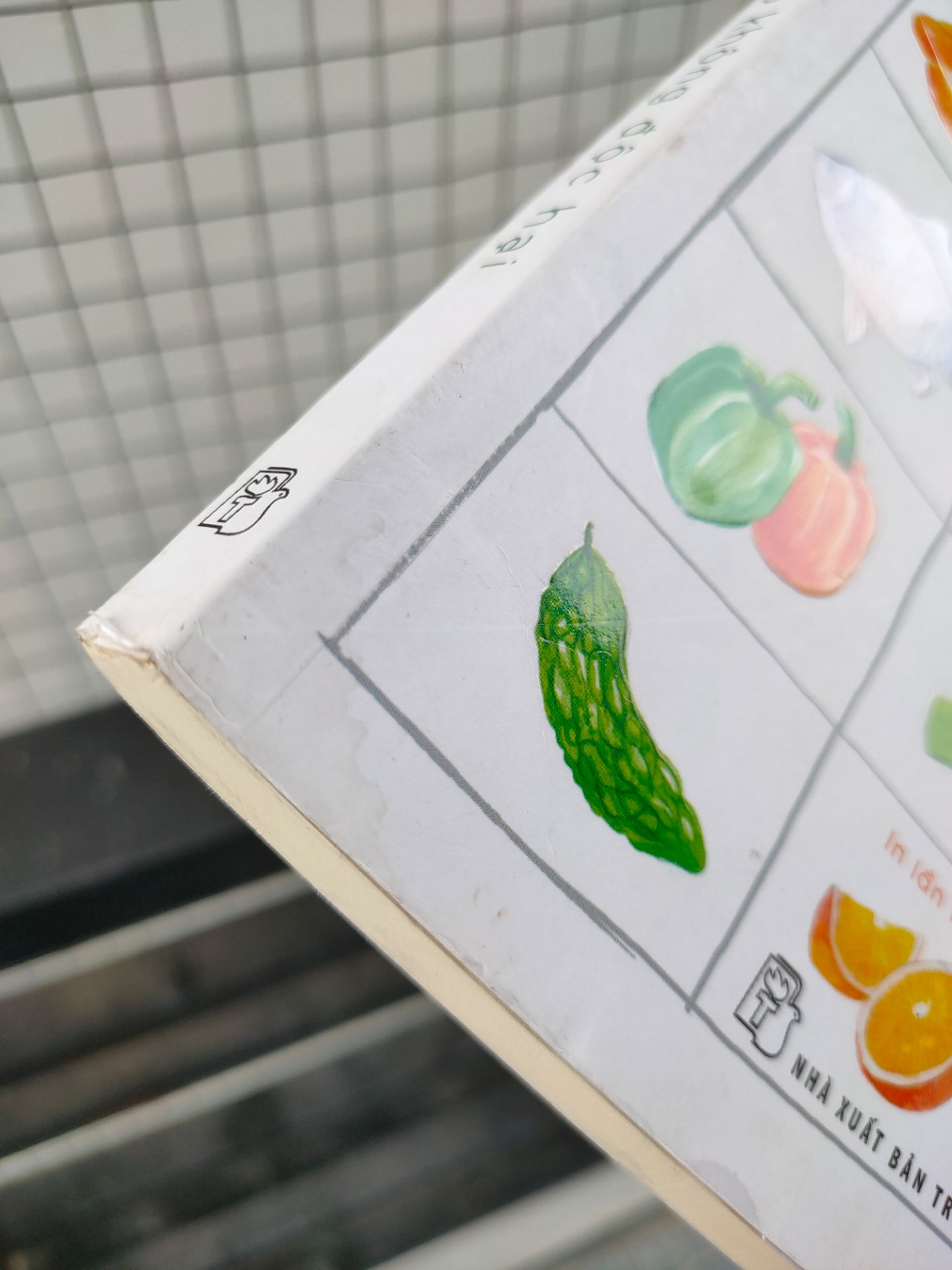 Không hiểu sao đợt này Tiki giao cho mình cuốn này rất cũ. Mua sách Tiki bao nhiêu năm nay chưa bao giờ mình gặp trường hợp như này.