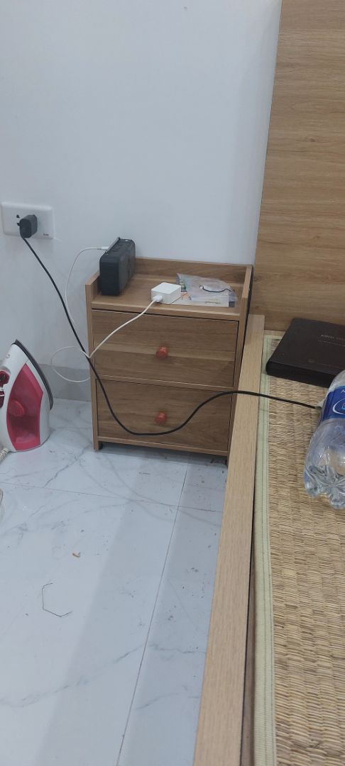 mẫu giống hình , có rãnh giữ đáy ngăn kéo không phải đóng đinh tiện hơn, kích thước phù hợp vs phòng nhỏ tích kiệm diện tích, để đầu giường khá tiện 👍