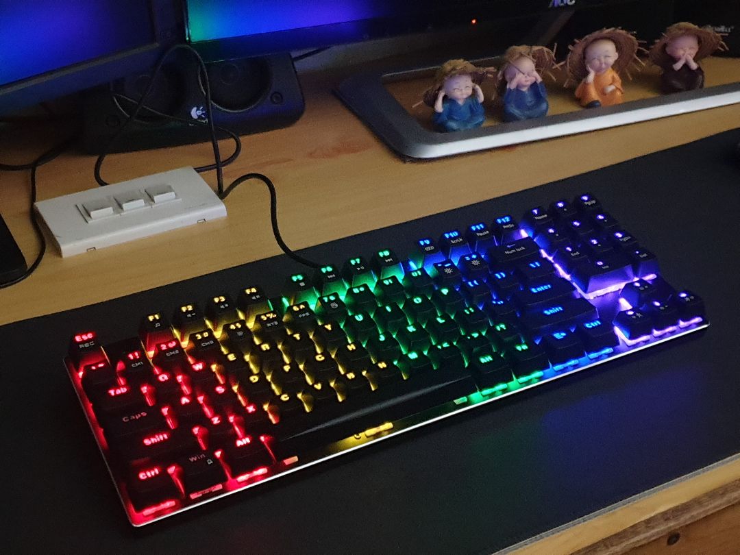 Lúc đầu mình định chọn EK387 nhưng sau khi biết EK389 mình đã quyết định lấy nó và khi cầm trên tay mình thấy đó là sự lựa chọn hợp lý. Mình thích cái hình thức mạnh mẽ, âm thanh gõ chắc, Led rất sáng. Có điều,  nếu là dân kỹ thuật nên cân nhắc, vì nó rút gọn còn 89 phím nên nhiều thao tác phải dùng tổ hợp phím nên hơi bất tiện nếu ko quen. Riêng cá nhân mình vẫn chấm em này.