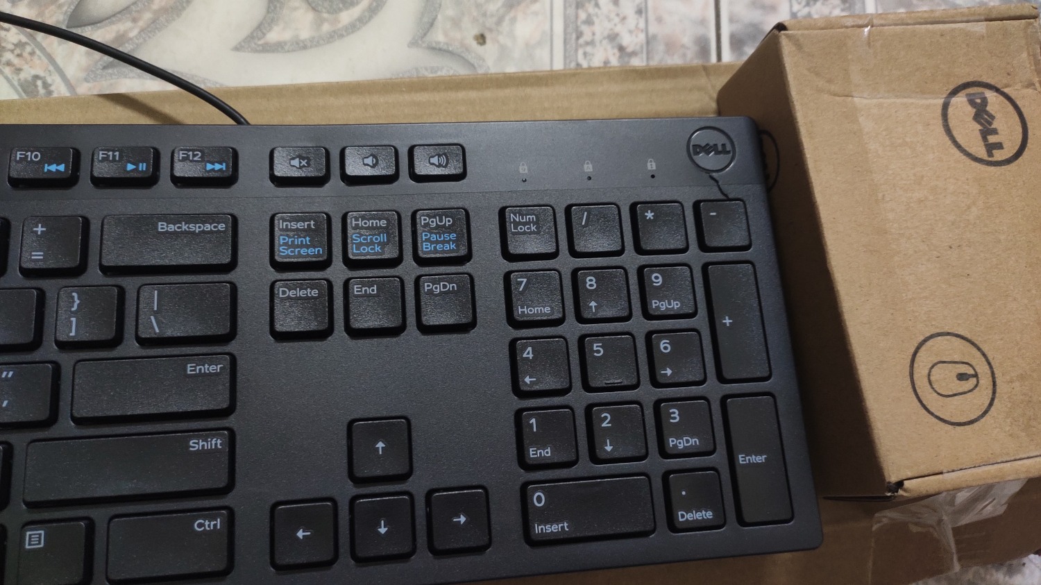 Mình vừa nhận hàng được 5 phút, mới mở bàn phím ra kiểm tra thì đã thấy có vết nứt ngay ở góc và mặt sau miếng vỡ rất to. Nhờ Tiki và shop check lại và cho đổi hàng.