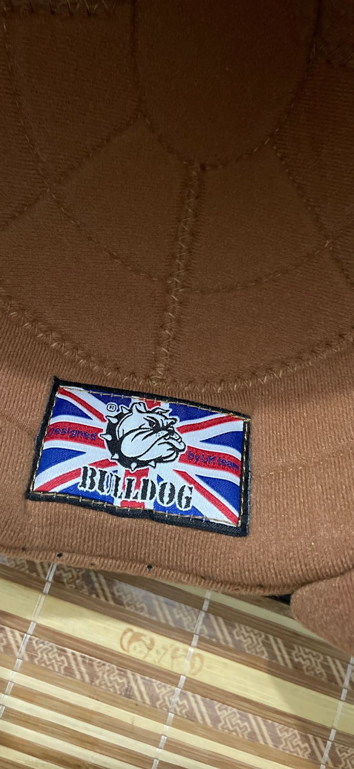 Đánh giá ngoại quan thì mũ có vẻ dày dặn khá ổn, tuy nhiên chốt kính có logo gắn ngược mất thẩm mĩ. Mũ thiếu tem nhãn ngày sx. Tiki giao hàng trễ 2 ngày xin phép trừ 1 sao