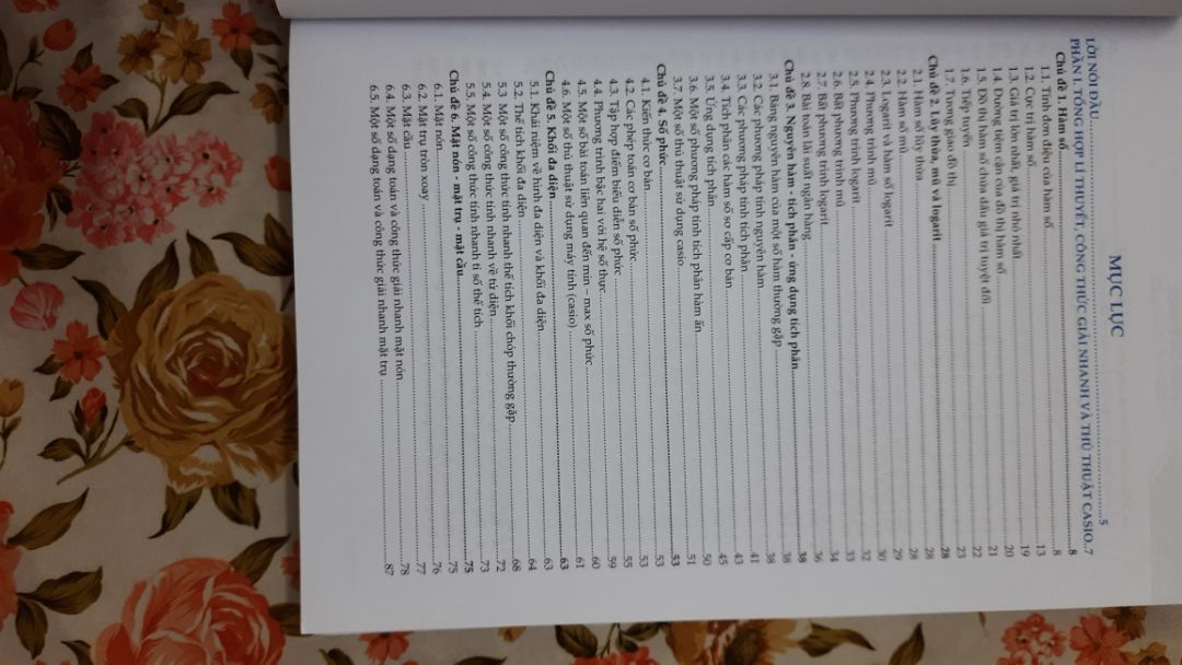 Lớp 12 có khối lượng kiến thức rất lớn, cuốn sách tổng hợp các kiến thức trọng tâm giúp hs ôn tập nhanh, bên cạnh còn có các mẹo làm nhanh, thủ thuật bấm máy giúp hs vừa ôn tập vừa rút ngắn thời gian làm bài. sách phù hợp với những hs đang ôn tập 2 tháng cuối trước kì thi thpt. ngoài ra, sách còn có lời khuyên về cách phân bố thời gian làm bài với các mục tiêu điểm số khác nhau giúp hs có sự chuẩn bị tốt hơn trước kì thi.