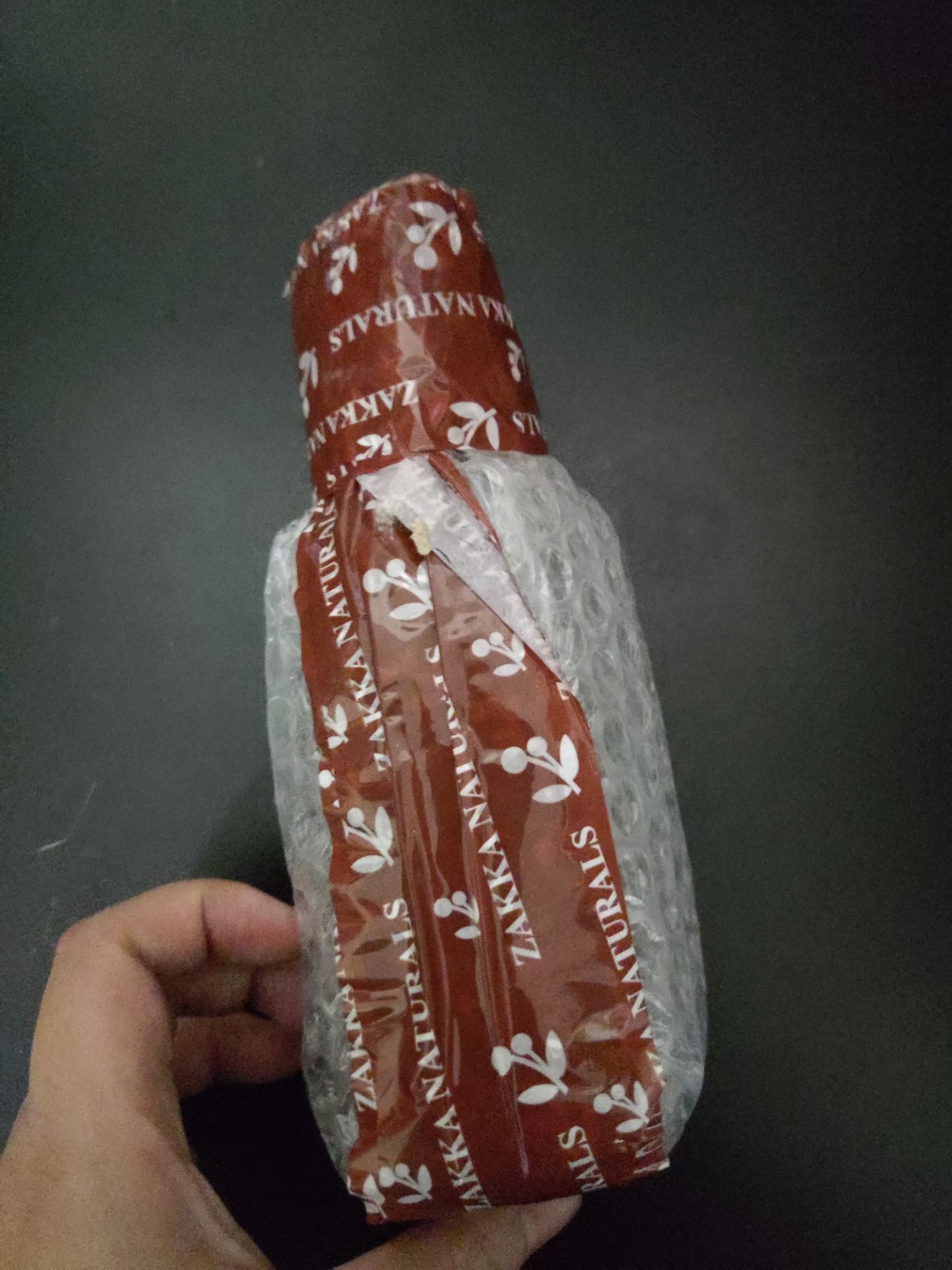 Shop chuẩn bị và giao hàng nhanh, đóng gói cẩn thận. Shipper nhiệt tình. sản phẩm dưỡng ẩm tốt, mình dùng cả đắp mặt nạ luôn