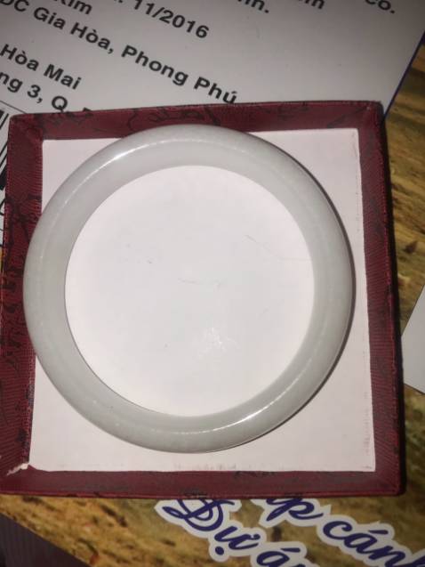 mình thấy vòng có vẻ như bị khờn từ bên trong ak. sớ lên có vẻ nhám tay. có các hạt nhỏ nhỏ làm mình cảm thấy vòng không phải làm từ nguyên khối.