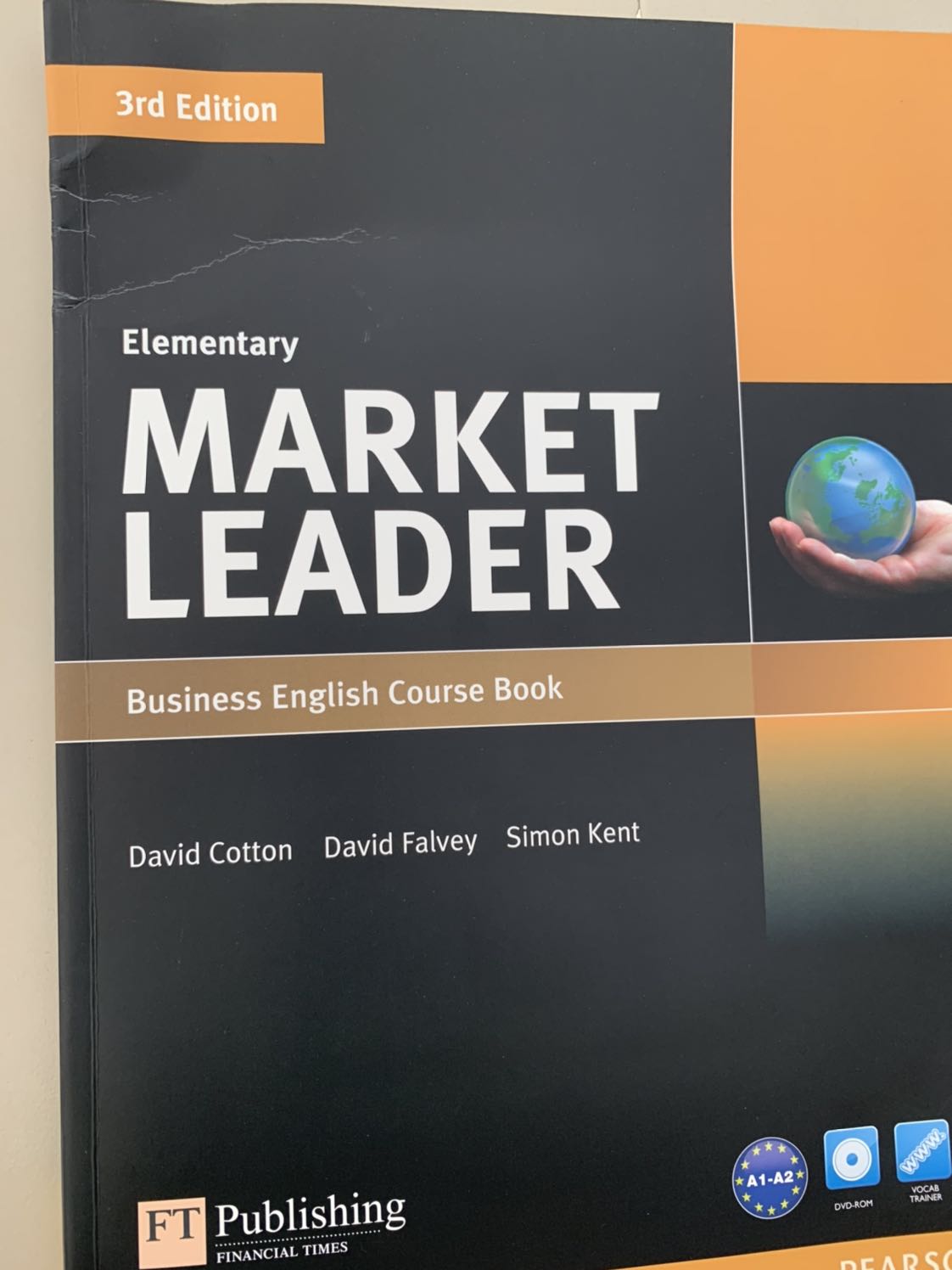 Sách do Fahasa phân phối bị gãy bìa sách và gáy sách, làm nhàu các trang bên trong. Khâu vận chuyển ko đảm bảo nên làm sách bị hư hại.